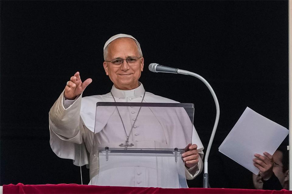 Der Papst ist nach seiner Krebs-OP zurück im Vatikan und sprach das sonntägliche Angelus-Gebet.Alessandra Tarantino/AP/dpa