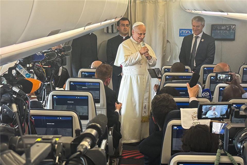 Der Papst kam im Flugzeug zu den mitreisenden Journalisten.Christoph Sator/dpa