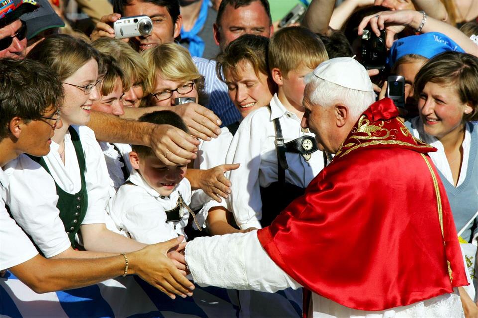 Der Papst schüttelte bei seinem Bayern-Besuch viele, viele Hände. (Archivbild)picture-alliance/ dpa