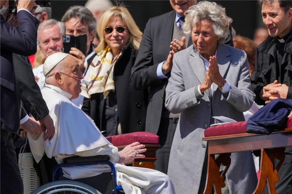 Der Papst sitzt im Rollstuhl.Andrew Medichini/AP/dpa