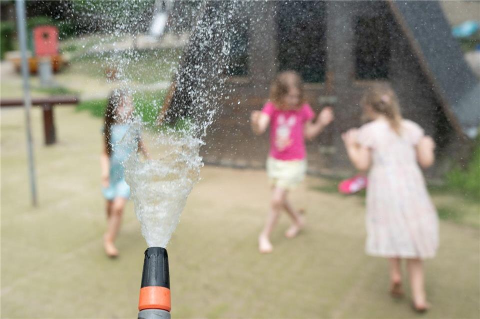 Der Paritätische Wohlfahrtsverband Sachsen fordert mehr Hilfen bei der Klimaanpassung von Kindertagesstätten. Sebastian Kahnert/dpa