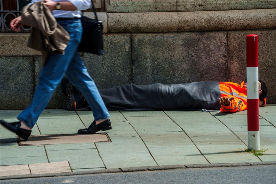 Immer mehr Menschen in Notunterkünften und auf der Straße Der Paritätische meldet mehr Wohnungslose in Hessen – gefordert sind mehr bezahlbare Wohnungen und Prävention. (Archivbild)Andreas Arnold/dpa