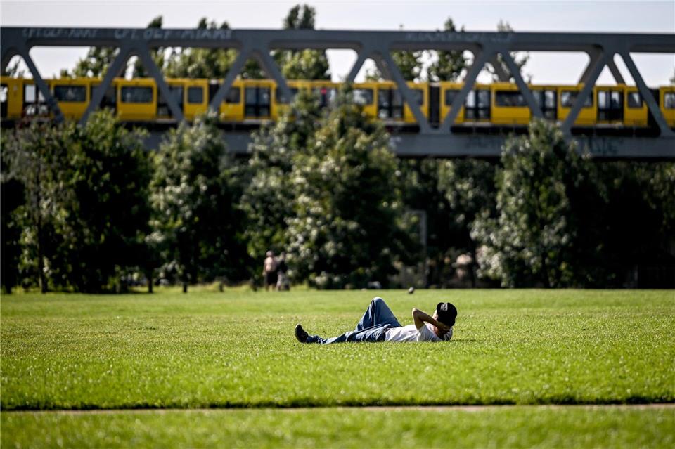 Brücken im Gleisdreieckpark werden durch Neubauten ersetzt  Der Park am Gleisdreieck steht für Entspannung - doch aufgrund maroder Brücken wird bald auch kräftig gebaut. (Archivbild)Britta Pedersen/dpa