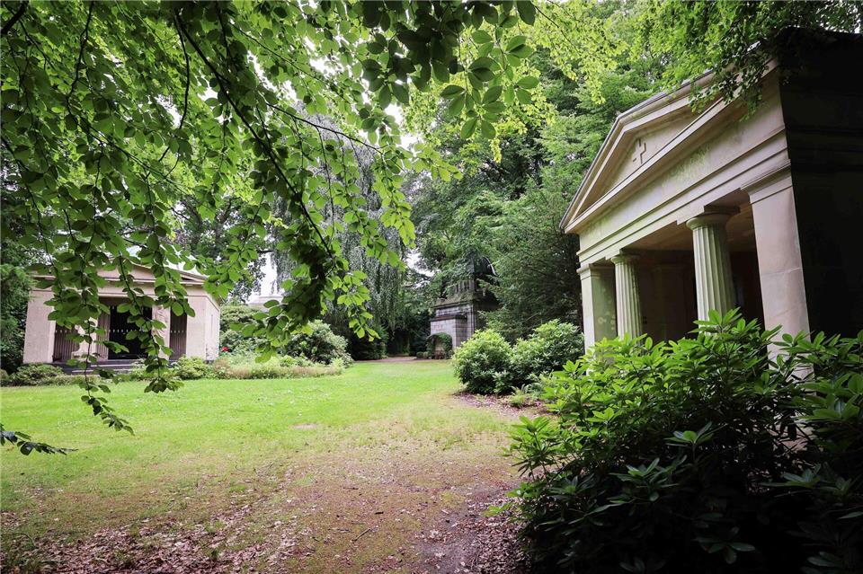 Der Parkfriedhof bietet schattige Plätze an heißen Tagen. (Archivbild)Christian Charisius/dpa