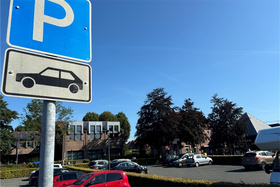 Der Parkplatz auf der Rückseite des Rathauses soll nach den Ferien umgebaut werden.