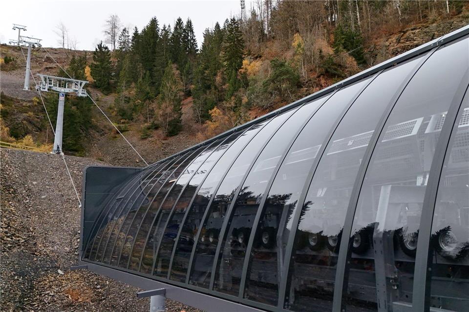 Der Parkplatz der Fellbergbahn wurde erweitert, zudem gibt es einen neuen Kassenautomaten.Martin Schutt/dpa