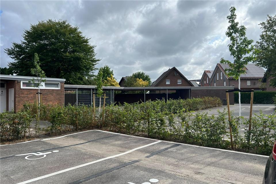 Der Parkplatz des Duesberg Forums wurde begrünt.