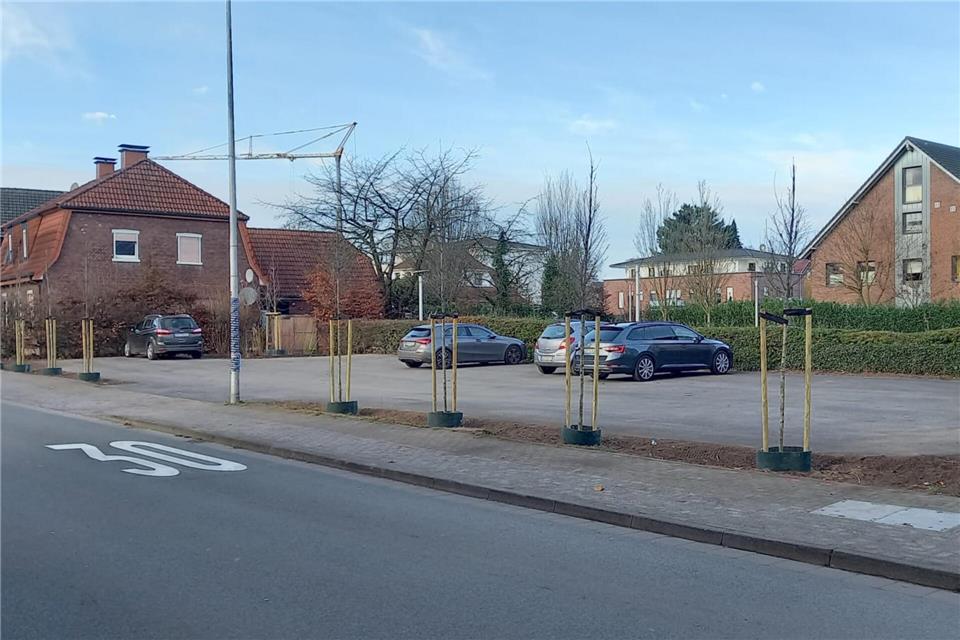 Der Parkplatz gegenüber des Friedhofs ist nun asphaltiert.