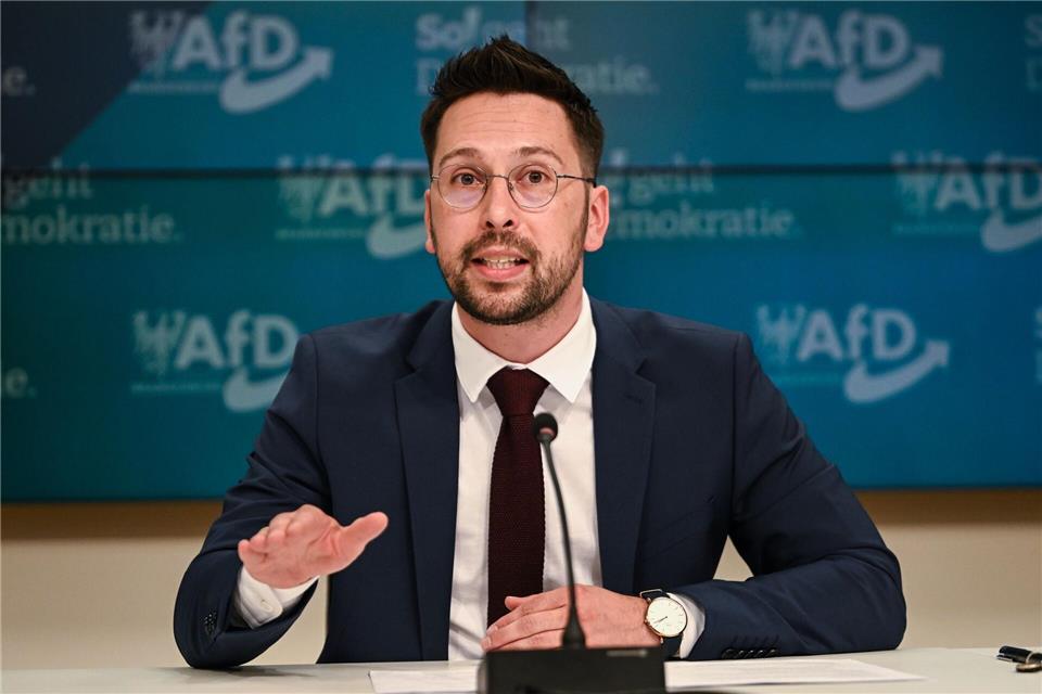 Der Parlamentarische Geschäftsführer der AfD-Landtagsfraktion, Dennis Hohloch, fordert Neuwahlen nach dem Ende der SPD/BSW-Koalition. (Archivbild) Britta Pedersen/dpa