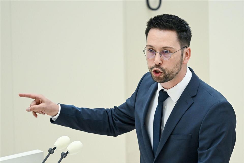 Der Parlamentarische Geschäftsführer der Brandenburger AfD-Landtagsfraktion, Dennis Hohloch, kritisiert eine Auszählung von Stimmen als falsch (Archivbild).Britta Pedersen/dpa