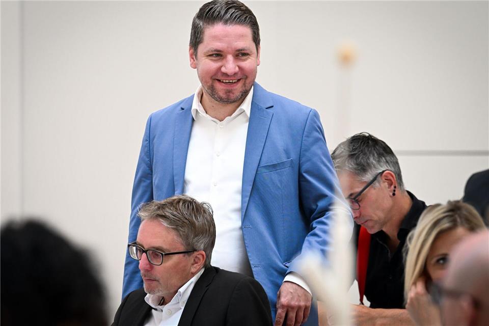 Der Parlamentarische Geschäftsführer der SPD-Fraktion im Brandenburger Landtag, Ludwig Scheetz, erläutert die Pläne zum Aussetzen der Grundentschädigung der Abgeordneten.Soeren Stache/dpa