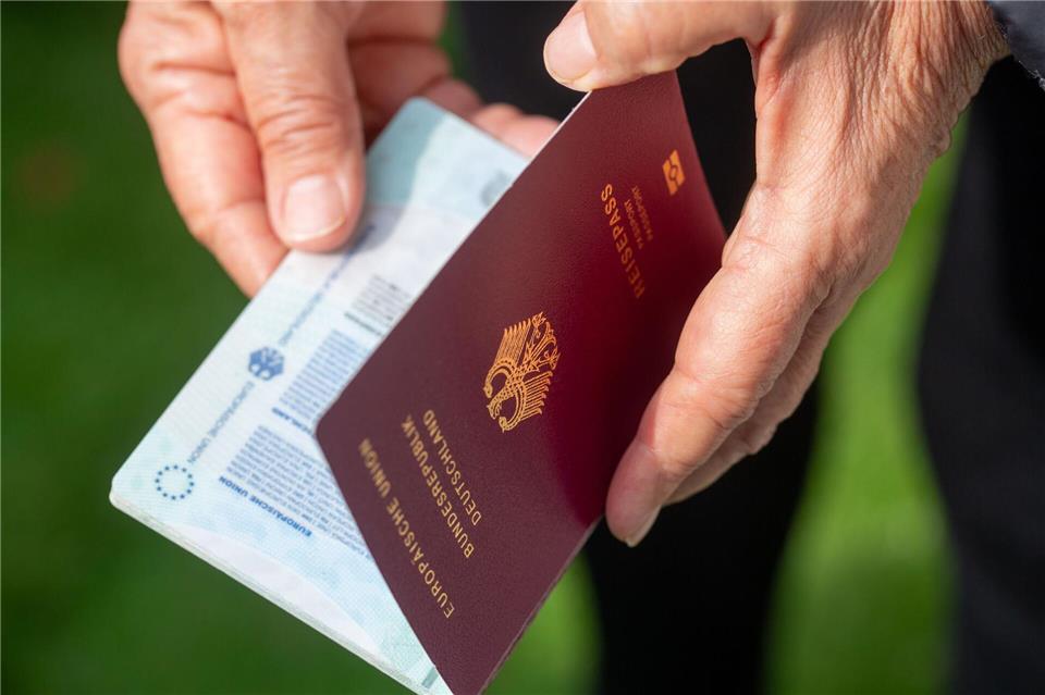 Der Pass des Klägers war fälschlicherweise noch zur Fahndung ausgeschrieben. (Symbolbild)Fernando Gutierrez-Juarez/dpa