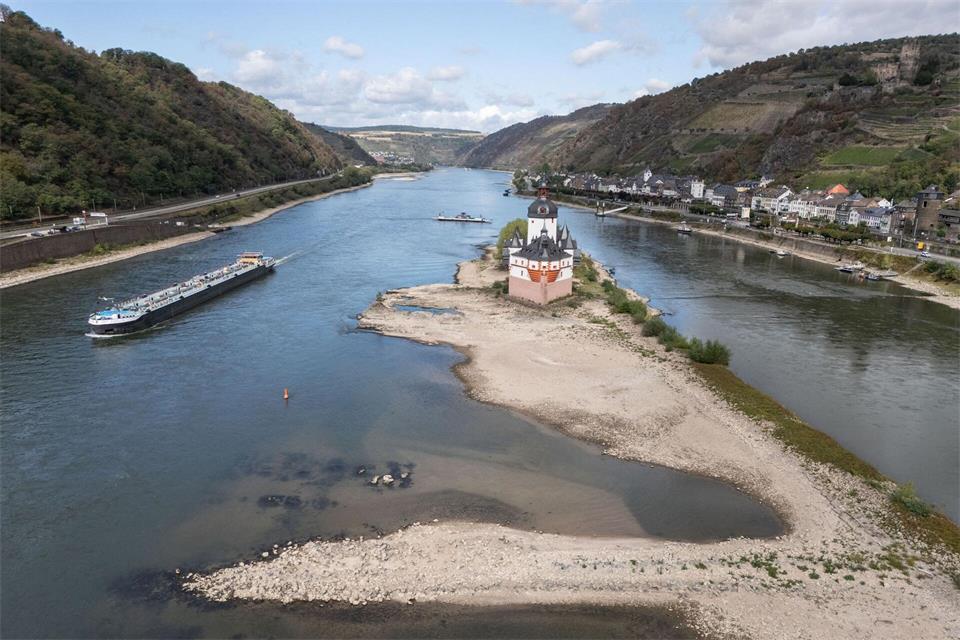 Der „Pegel Kaub“ gilt für die Schifffahrt als kritischer Punkt bei der Frage nach einer durchgehenden Passierbarkeit des Flusses. (Archivbild)Boris Roessler/dpa