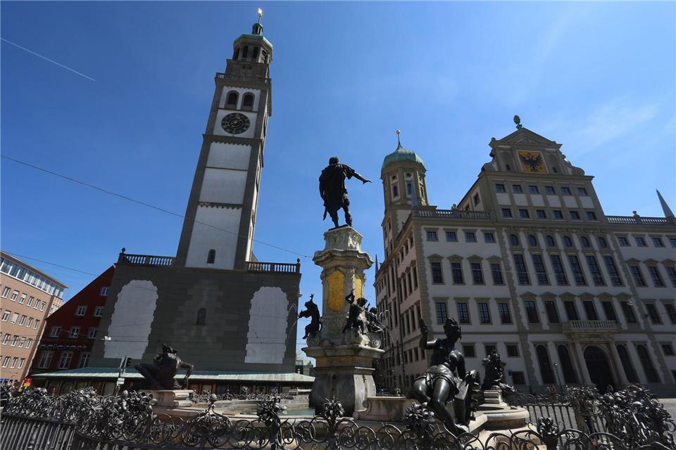 Der Perlachturm vor der derzeit laufenden Generalsanierung. Bis der Turm wieder so zu sehen sein wird, wird es mindestens noch zwei Jahre dauern. (Archivbild) Karl-Josef Hildenbrand/dpa