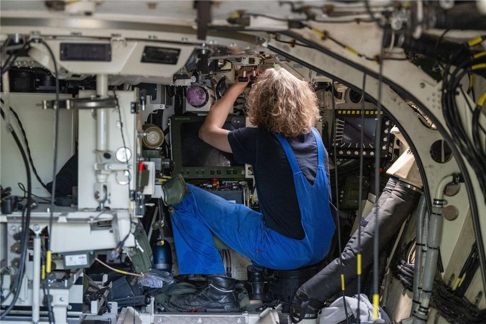 Der Personalbedarf in der Rüstungsindustrie ist in verschiedenen Bereichen groß. Besonders gute Chancen auf einen Job haben technische Spezialistinnen und Spezialisten, die an der Schnittstelle von Software, Hardware und Systemintegration arbeiten.Philipp Schulze/dpa/dpa-tmn