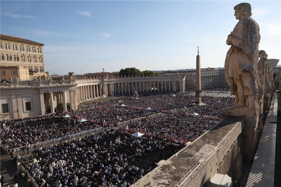 Bilder des Tages Der Petersplatz füllt sich mit Gläubigen in Erwartung der Eucharistiefeier unter dem Vorsitz des Heiligen Vaters Papst Leo XIV. Die Laien Pier Giorgio Frassati und Carlo Acutis werden Heilig gesprochen.Marco Iacobucci/IPA via ZUMA Press/dpa