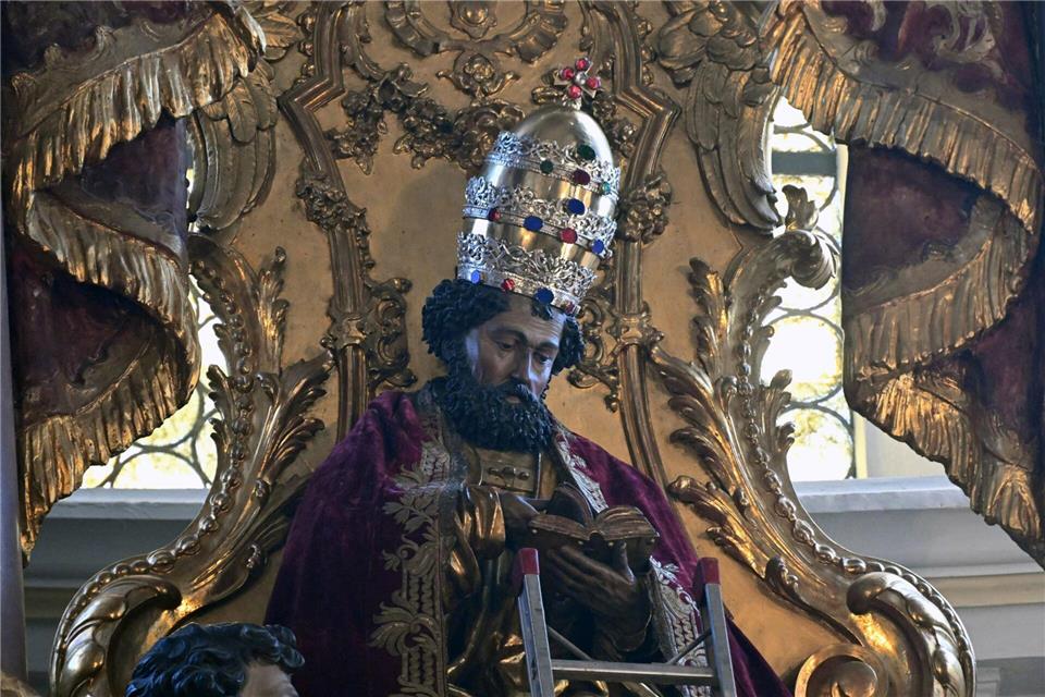 Münchner Petrusfigur erhält nach der Papstwahl Tiara zurück Der Petrusfigur in der Münchner Stadtpfarrkirche wurde die Papstkrone wieder aufgesetzt, nachdem die Kardinäle im Vatikan einen neuen Papst gewählt haben.Felix Hörhager/dpa