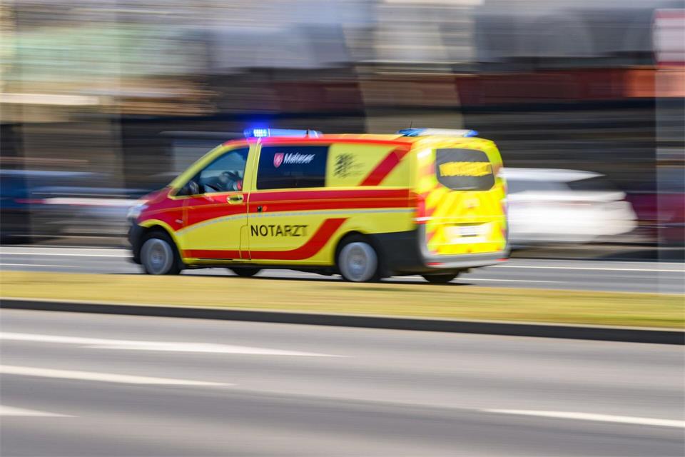 Der Pilot wurde nach der Bruchlandung ins Krankenhaus gebracht. (Symbolbild)Robert Michael/dpa