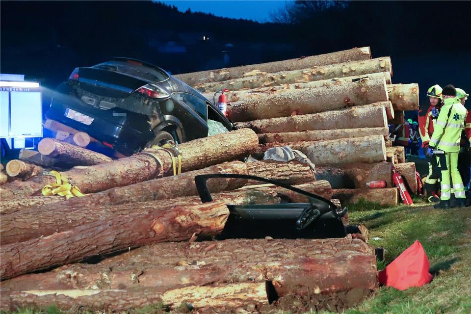 Der Pkw fuhr am Freitagabend in einen Holzstapel. Sabine Süß/Vifogra GmbH/dpa