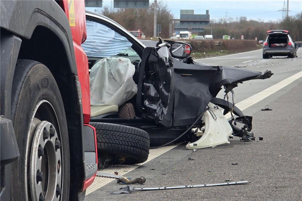 Der Pkw war ins Schleudern geraten und dann auf der Fahrbahn zum Stehen gekommen. Guido Schulmann/dpa