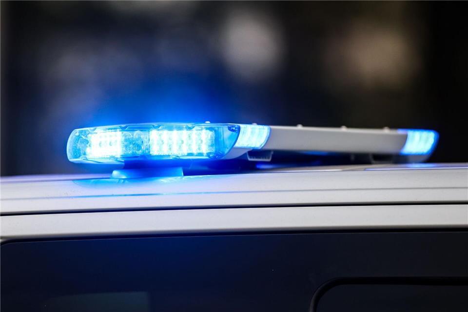 Der Pkw wurde noch mehrere Meter über die Bahngleise geschoben - doch der Fahrer hatte Glück. (Symbolbild)Christoph Reichwein/dpa