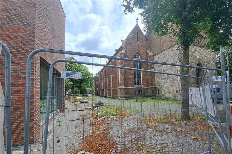 Der Platz an der St.-Martin-Kirche wird umgestaltet. Das Kopfsteinpflaster wird ausgetauscht, um die Barrierefreiheit zu verbessern.