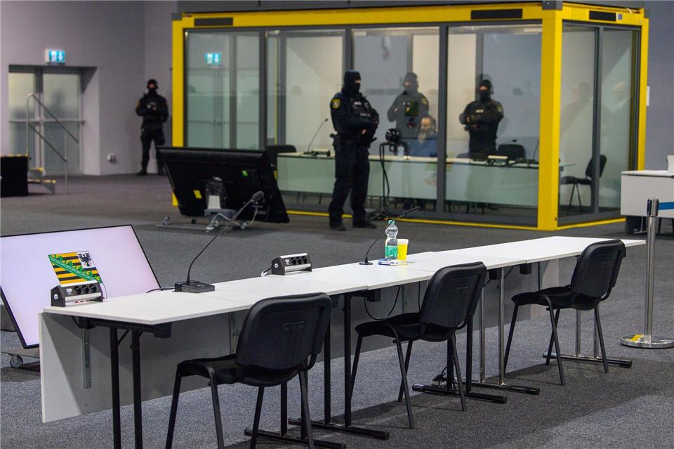 Der Platz des Angeklagten im Gerichtssaal ist in einem Glaskasten. (Archivbild)Klaus-Dietmar Gabbert/dpa