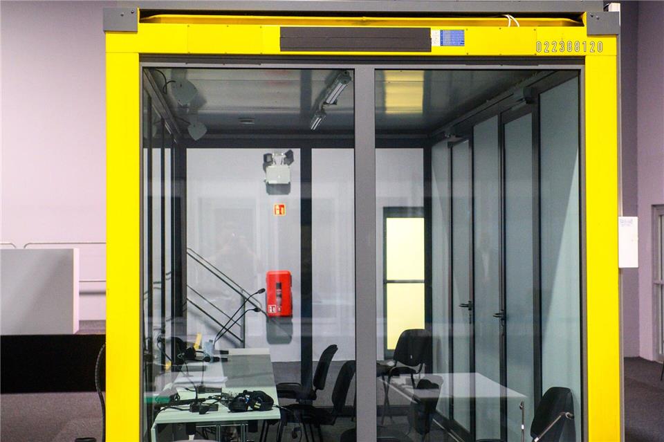 Der Platz des Angeklagten im Verhandlungssaal blieb leer. Klaus-Dietmar Gabbert/dpa