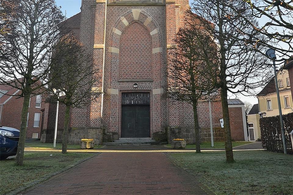 Der Platz rund um die St.-Silvester-Kirche wird umgestaltet.