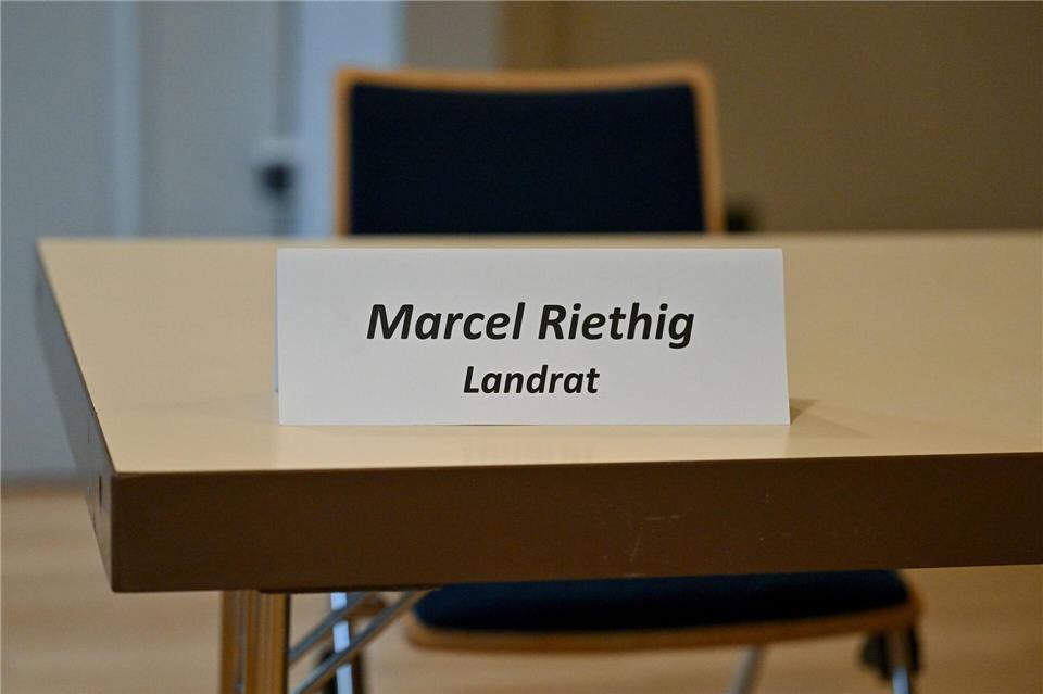 Der Platz von Riethig blieb bei der Kreistagssitzung nach seiner Suspendierung frei - in Zukunft will er ihn wieder einnehmen. (Archivbild)Swen Pförtner/dpa