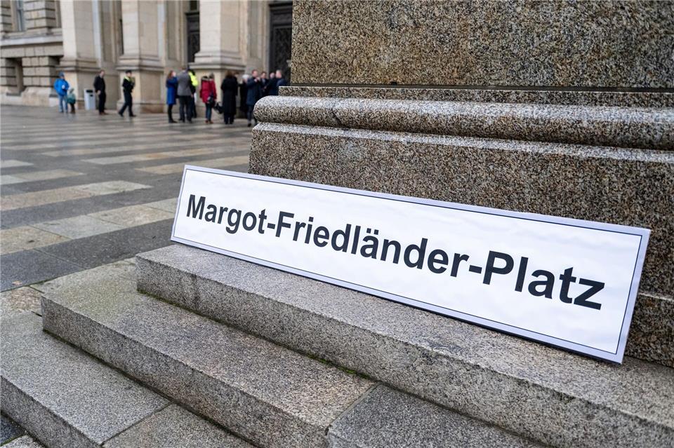 Der Platz vor dem Landesparlament soll künftig an Berlins Ehrenbürgerin Margot Friedländer erinnern. (Archivfoto)Fabian Sommer/dpa