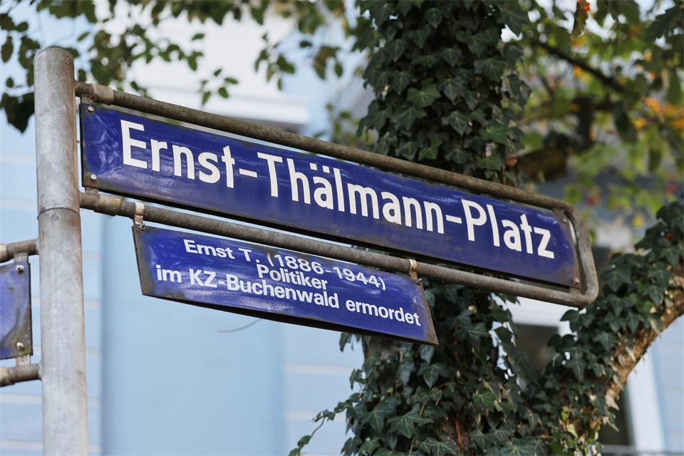 Der Platz vor dem ehemaligen Wohnhaus von Ernst Thälmann ist nach dem Kommunisten und Gegner der Weimarer Republik benannt.Christian Charisius/dpa