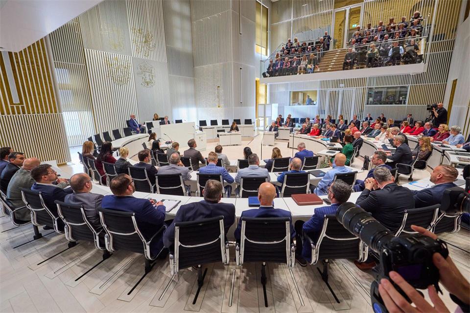 Der Plenarsaal im Schweriner Schloss ist bis auf den letzten Platz besetzt.Jens Büttner/dpa