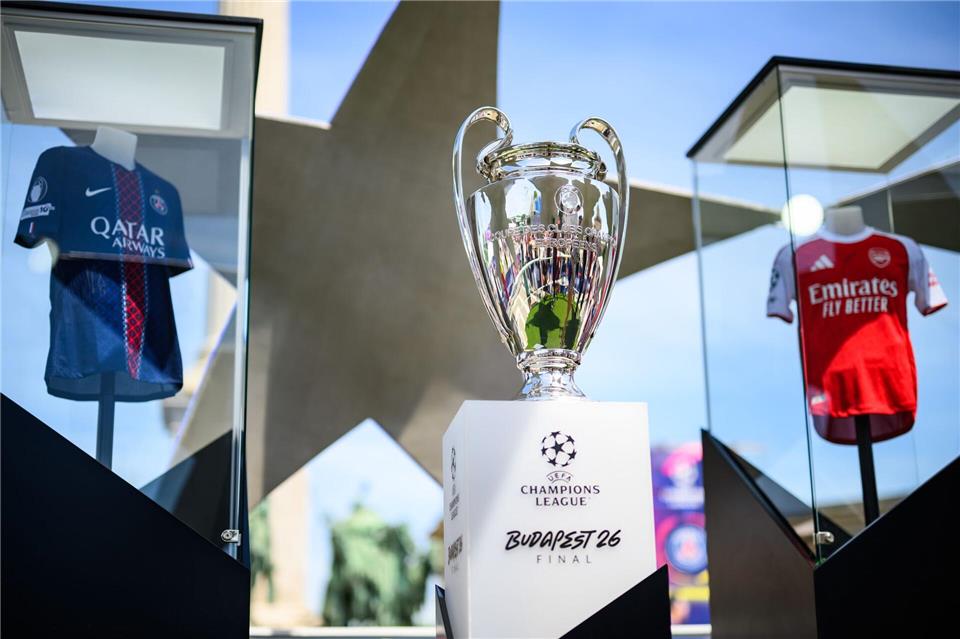 Der Pokal der Champions League steht zwischen den Trikots der Finalteams Paris Saint-Germain und FC Arsenal. Tom Weller/dpa