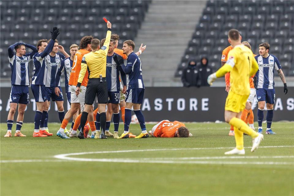 Der Pole war vom Platz gestellt worden.Andreas Gora/dpa