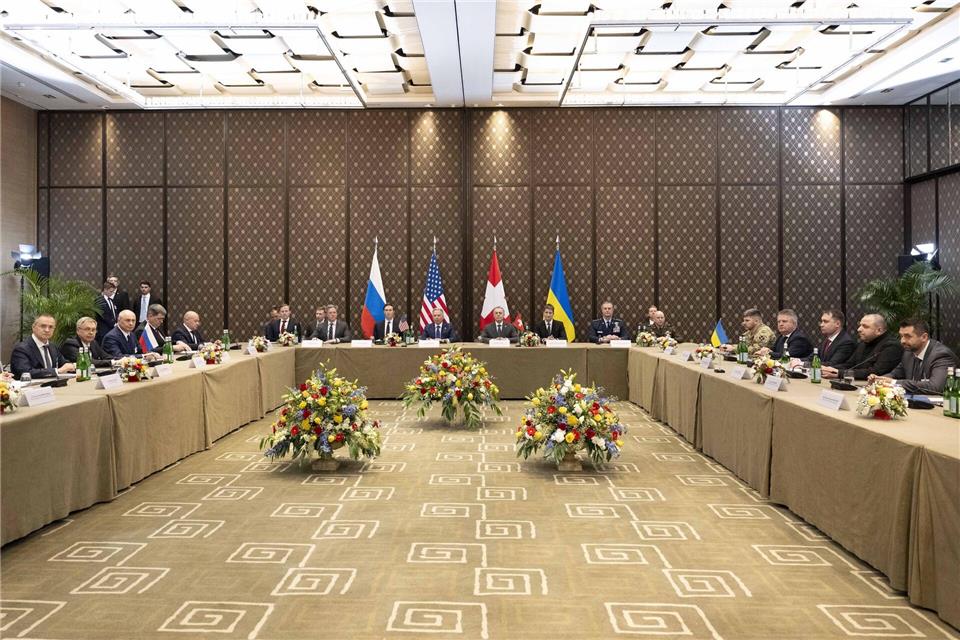 Der Politikwissenschaftler Nico Lange sieht derzeit keine ernsthaften Bemühungen Russlands, zu einem Frieden für die Ukraine zu kommen. (Archivbild)Beatrice Devenes/The Swiss Federal Department of Foreign Affairs/XinHua/dpa