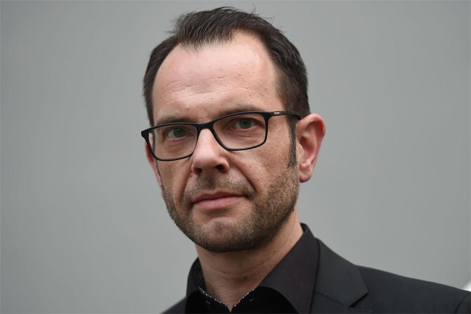 Der Politikwissenschaftler Reiner Becker stellt im Tagesverlauf den Jahresbericht 2025 des Beratungsnetzwerkes Hessen zu Rechtsextremismus und Demokratiefeindlichkeit vor. (Foto Archiv)Arne Dedert/dpa