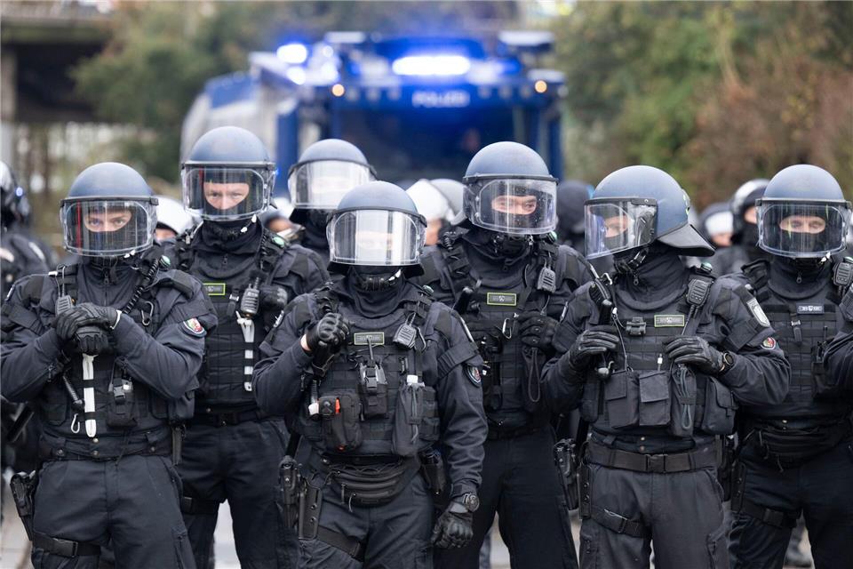 Der Polizei-Großeinsatz während der Anti-AfD-Proteste in Gießen hat nach einer ersten Einschätzung des hessischen Innenministeriums Kosten in Hohe von mindestens fünf Millionen Euro verursacht. (Archivbild)Boris Roessler/dpa