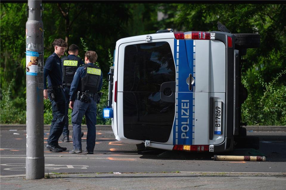 Der Polizei-Mannschaftswagen kippte bei dem Unfall um. Christophe Gateau/dpa
