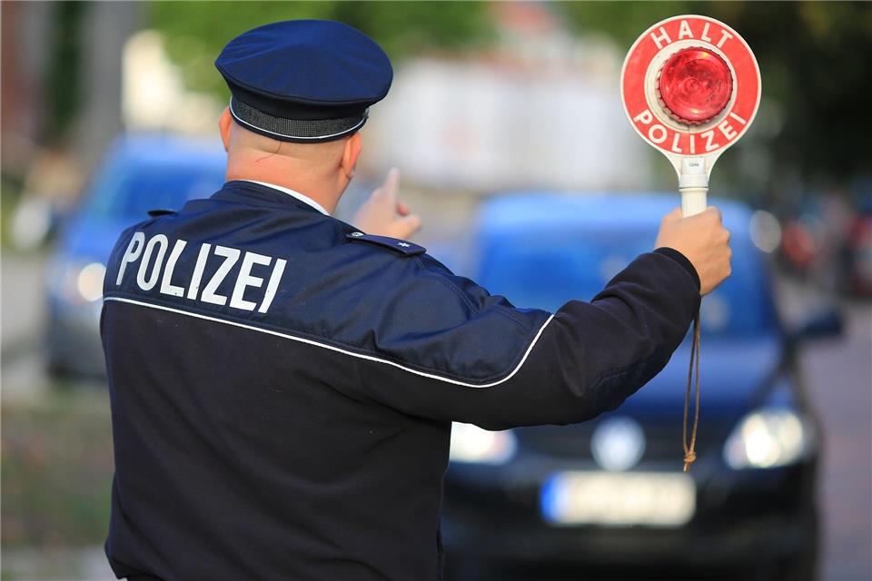 Der Polizei gelang es nicht, den Autofahrer zu stoppen. (Symbolbild)Peter Gercke/dpa/dpa-tmn