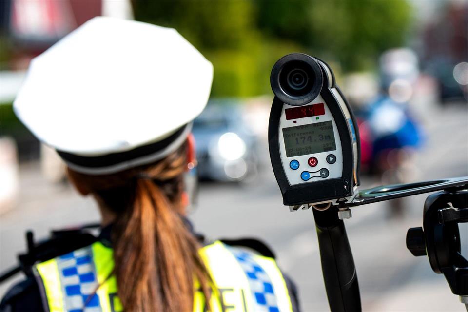 Der Polizei in Bremen stoppte einige Raser. (Symbolbild)Daniel Bockwoldt/dpa