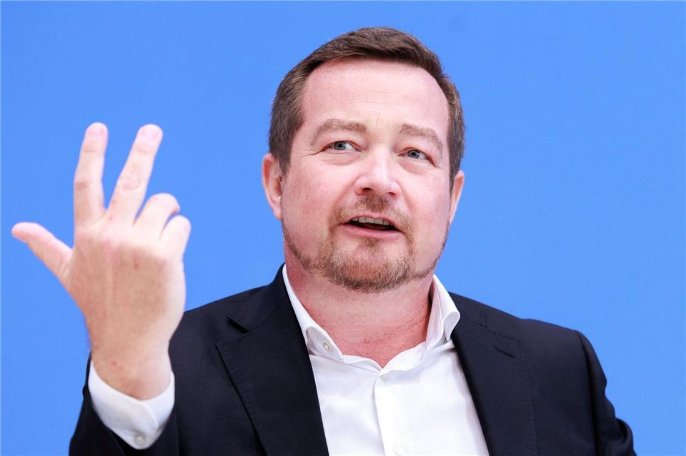 Der Polizeibeauftragte des Bundes, Uli Grötsch (SPD), sah den Taser früher kritisch, hat seine Meinung aber inzwischen geändert. (Archivfoto)Carsten Koall/dpa