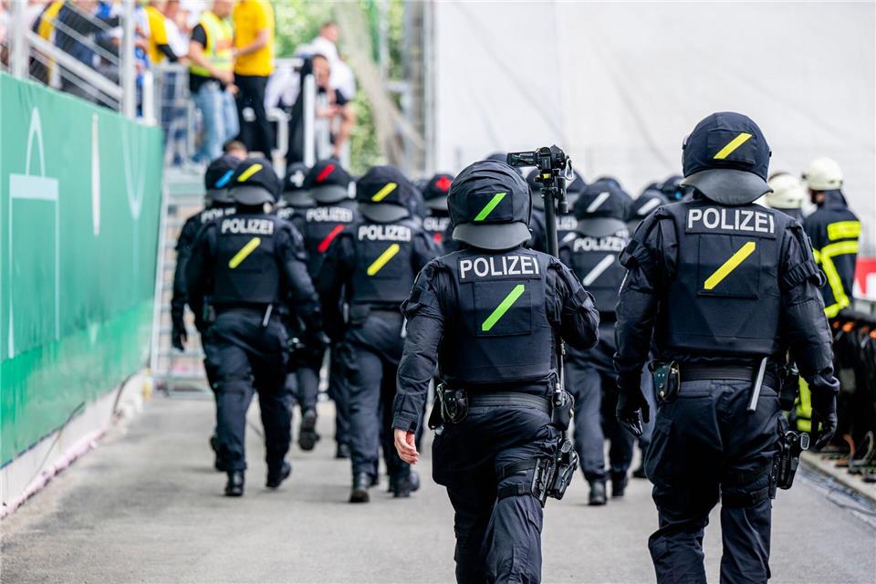 Der Polizeieinsatz bei Risikospielen ist teuer. (Archivbild)Jacob Schröter/dpa