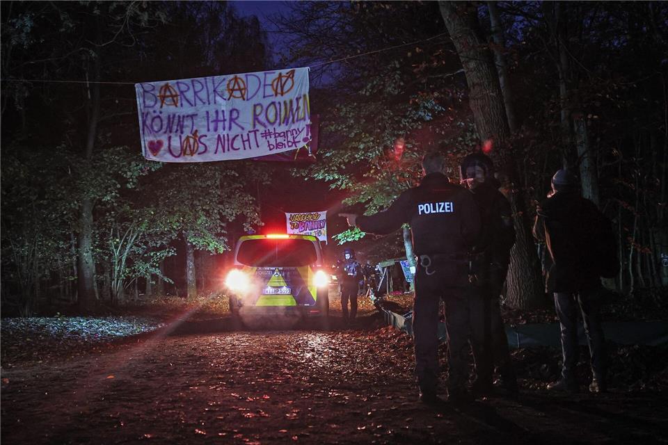 Der Polizeieinsatz läuft sei den frühen MorgenstundenHannes P Albert/dpa