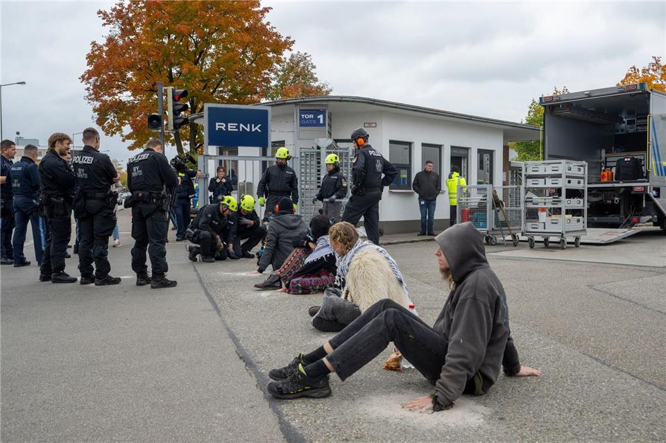 Klebeprotest an Zufahrt zu Rüstungsfirma Renk Der Polizeieinsatz nach der Blockade dauerte bis in den Nachmittag hinein. Stefan Puchner/dpa