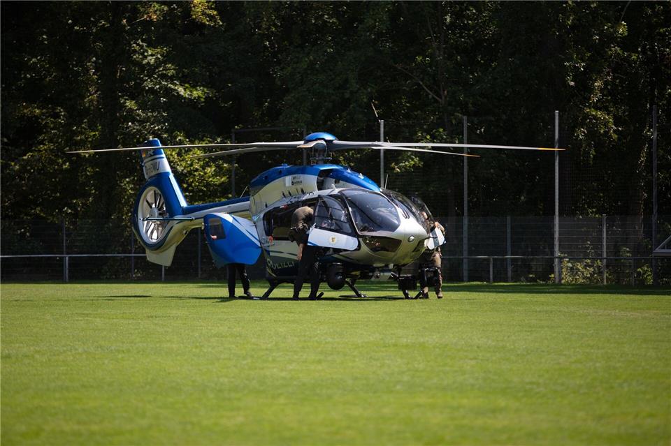 Der Polizeihubschrauber landete auf einem Sportplatz.Jose Villacreses/dpa