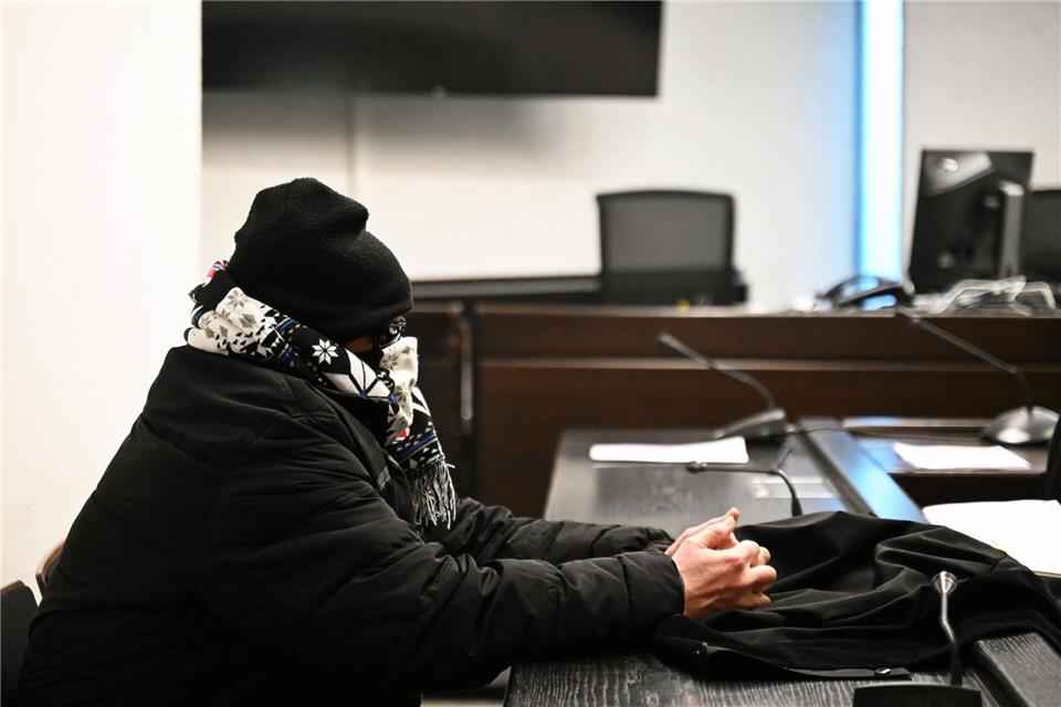 Der Polizist aus Fellbach (Rems-Murr-Kreis) war wegen versuchter Anstiftung zum Totschlag an seinem Vorgesetzten vor dem Landgericht Stuttgart angeklagt gewesen.Katharina Kausche/dpa