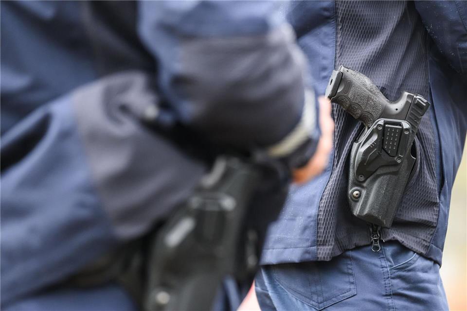 Der Polizist hat einen Warnschuss abgegeben. (Symbolbild) Robert Michael/dpa