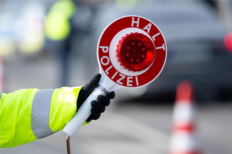 Der Polizist hatte den Wagen an einem Parkplatz in Deggendorf anhalten wollen. (Symbolbild)Sven Hoppe/dpa