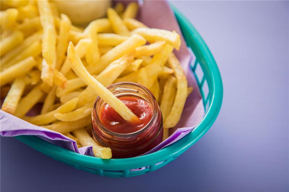 Der Pommes-Klassiker im Check: Ketchup ist beliebt, aber nicht automatisch tomatig. Gerade bei Gewürzketchup lohnt der Blick aufs Etikett.picture alliance / dpa-tmn